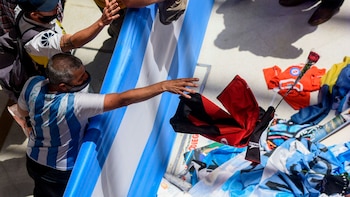 Un hincha arroja una rosa