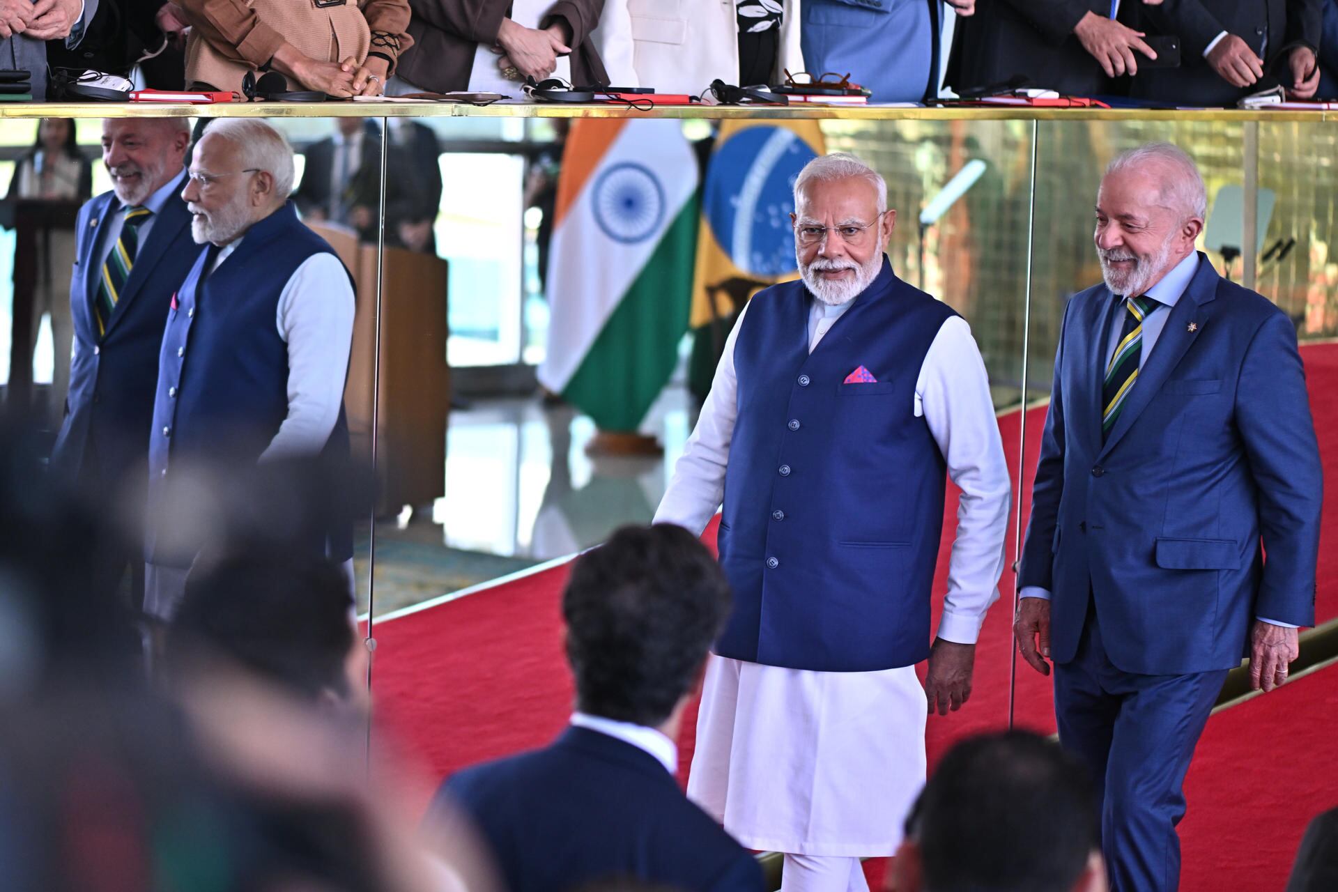 El presidente de Brasil, Luiz Inácio Lula da Silva (d), junto del primer ministro de la India, Narendra Modi, participan en una ceremonia este martes, en el Palacio de Alvorada en Brasilia (EFE/Andre Borges)