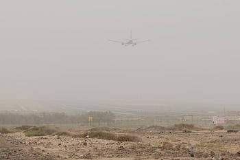 Imagen de archivo de calima en el Aeropuerto de Fuerteventura. (Europa Press)