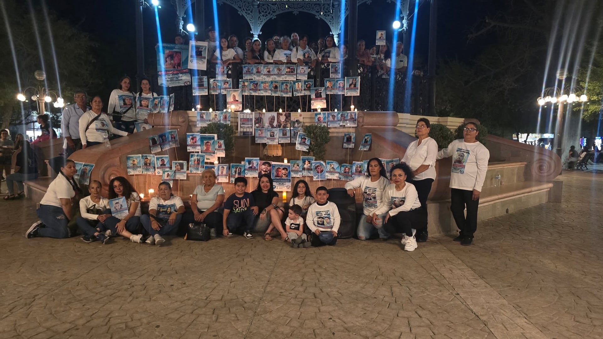 Según registros de diferentes sitios web, las madres buscadoras de Sonora han encontrado más de mil doscientos cadáveres en fosas clandestinas y a unas mil trescientas personas con vida, desde el año 2019. En la foto, la primera agachada a la derecha es Cecilia Delgado, fundadora de Buscadoras por la Paz Sonora (Reuters)