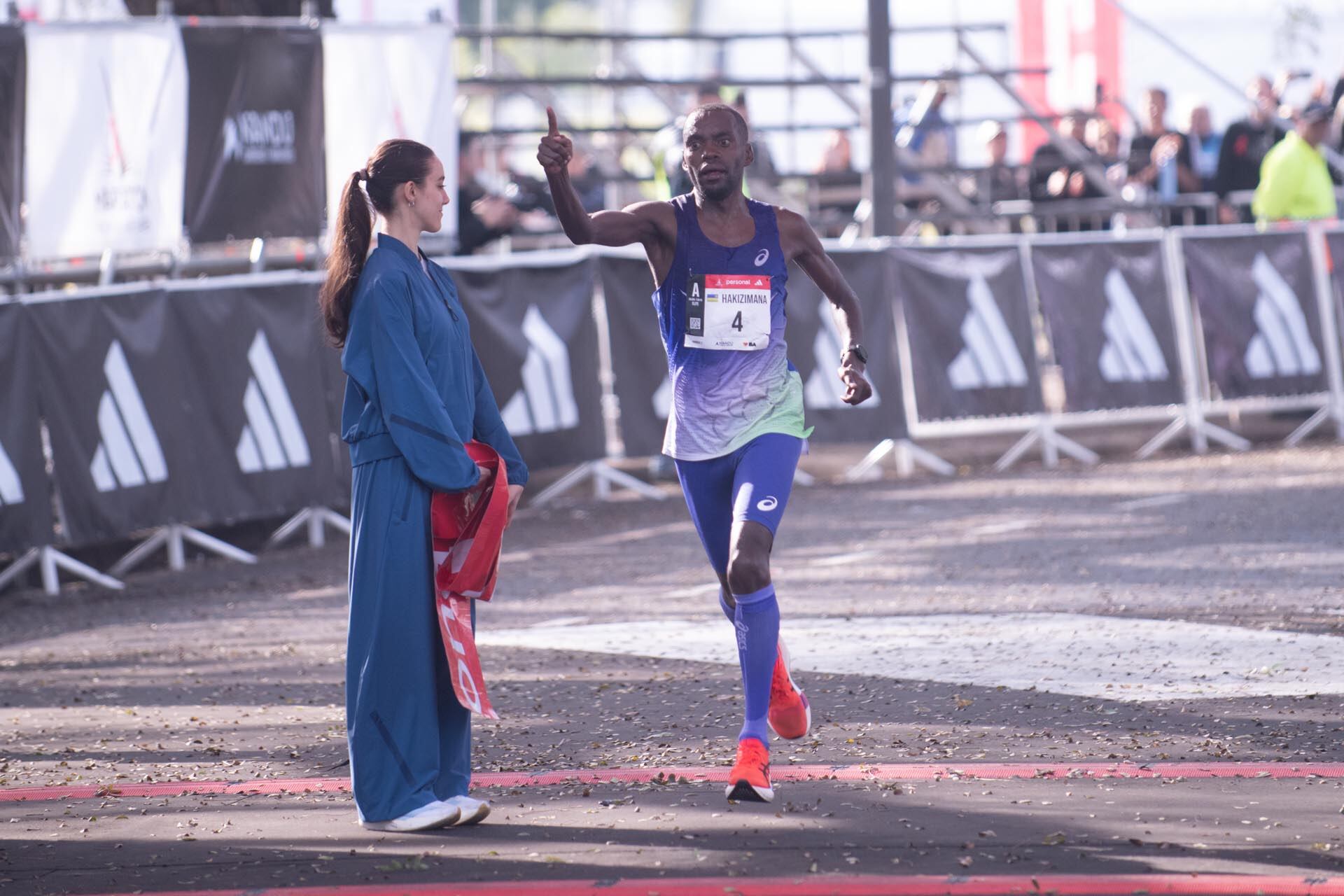 El ruandés John Hakizimana terminó segundo en la Maratón de Buenos Aires, apenas once segundos detrás del ganador