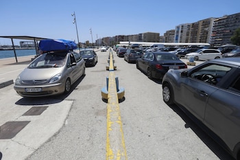 Veículos no porto de Algeciras aguardando entrada na área de navios no âmbito da Operação Travessia do Estreito 2025