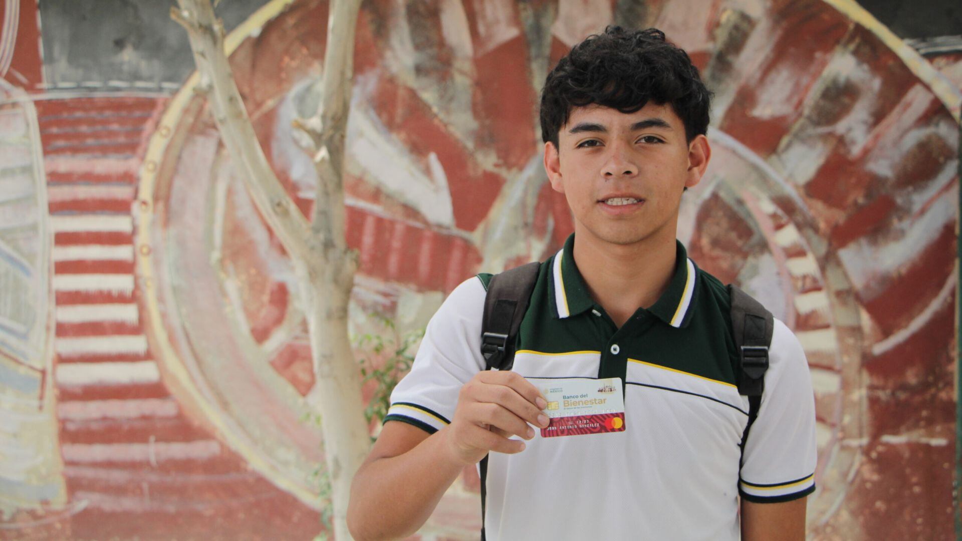 Julio León Trujillo informó que la distribución de tarjetas iniciará con los estudiantes de educación media superior, luego de concluir el procesamiento del padrón y la apertura de cuentas para los nuevos beneficiarios.(Programas para el Bienestar)