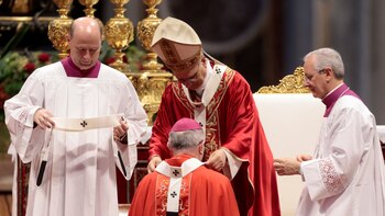 Papa León XIV entrega el