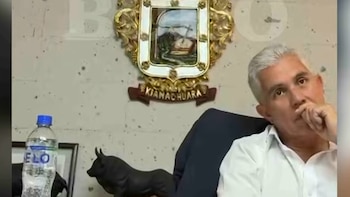 Alcalde de Yanahuara, principal figura de Renovación Popular en Arequipa, es captado con supuesta coima en billetes en su oficina