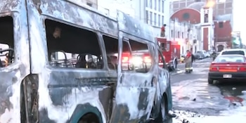 Combi se incendia frente a