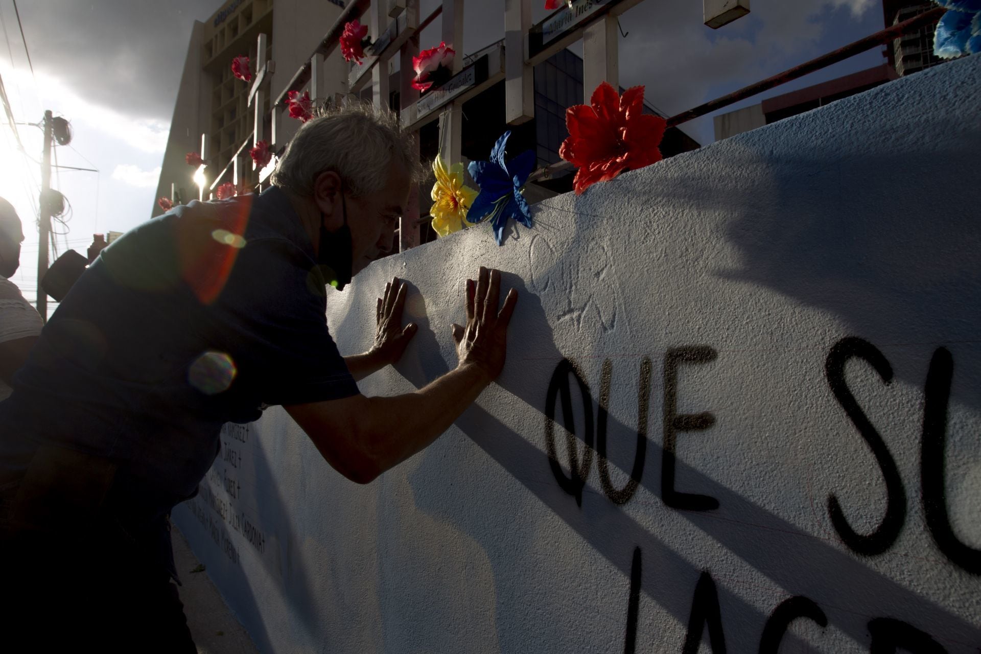MONTERREY, NUEVO LEÓN, 25AGOSTO2021.- Familiares de víctimas del ataque al Casino Royale, donde murieron 52 personas, se reunieron en conmemoración del décimo aniversario donde colocaron flores y pintaron sus manos en el muro exterior exigiendo justicia para los deudos y sus familias.FOTO: GABRIELA PÉREZ MONTIEL / CUARTOSCURO.COM