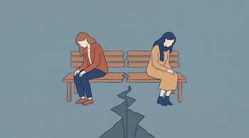 Dos figuras femeninas sentadas en un banco largo roto, separadas por una grieta que se extiende por el suelo. Fondo azul grisáceo.