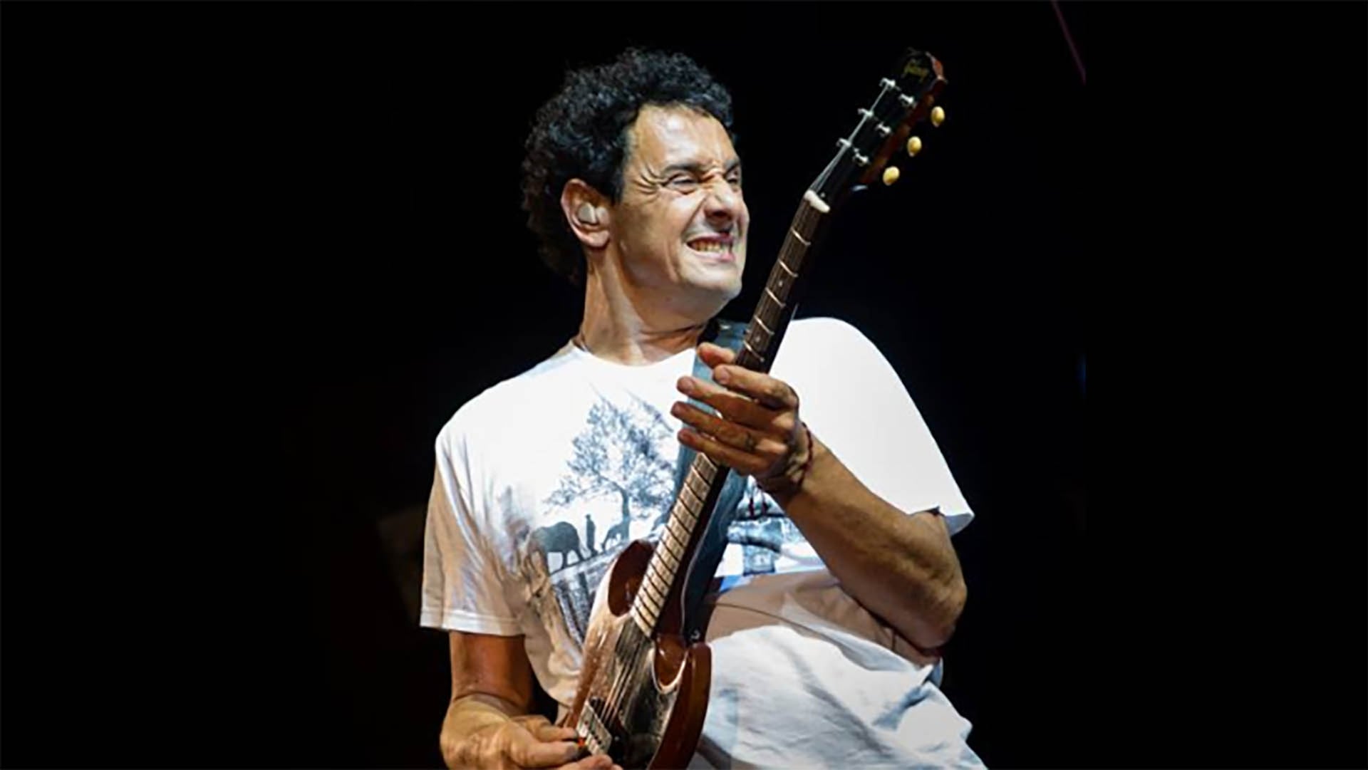 Ricardo Mollo fue el más conmovido con la presencia del nene que subió a cantar junto a Divididos la canción emblemática de Sumo,