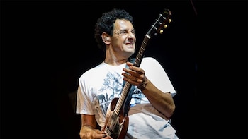 Ricardo Mollo fue el más conmovido con la presencia del nene que subió a cantar junto a Divididos la canción emblemática de Sumo, "La rubia tarada" (Gentileza: Divididos.com.ar)