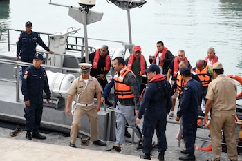 Marina de Guerra del Perú y de EE. UU. rescatan a 27 tripulantes de nave con bandera de Venezuela. (Foto: Dicapi)