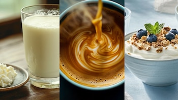 Composición de un vaso de leche, granos de kéfir, café con arte latte vertiéndose en una taza, y un bol de yogur con arándanos, granola y menta