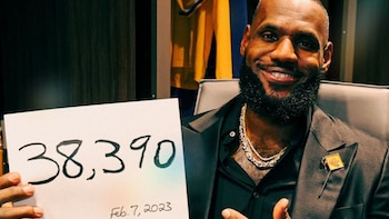 LeBron James con su número