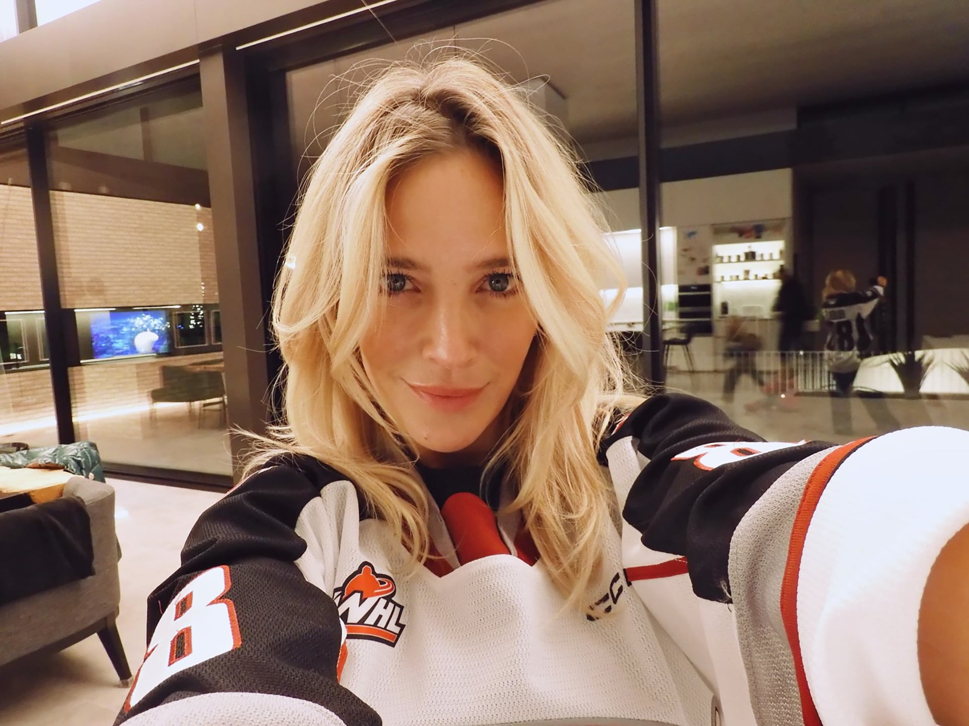 Otra selfie de Luisana desde su casa en Vancouver, lista para alentar a su equipo favorito con look deportivo