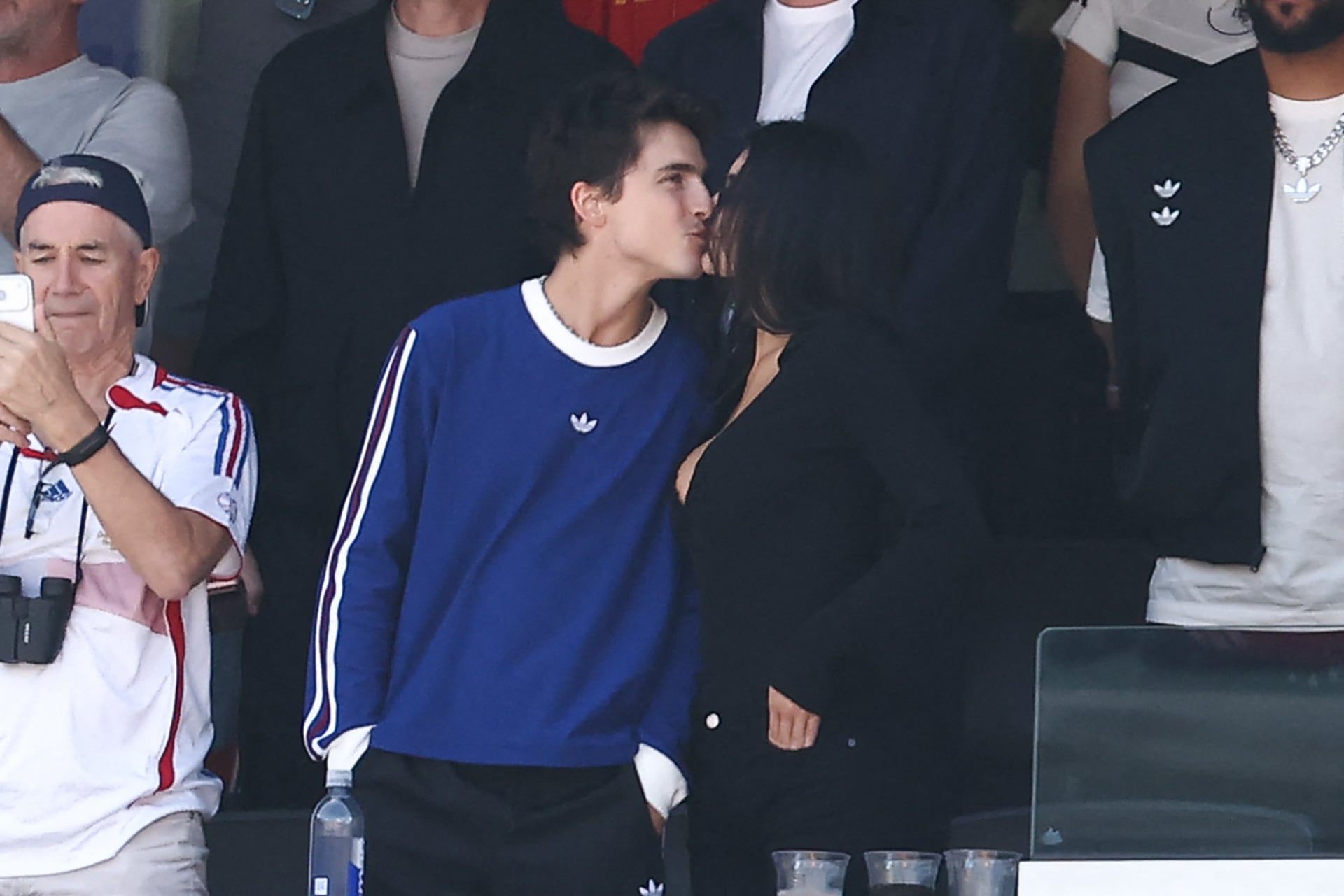 Timothée Chalamet y Kylie Jenner se besaron durante el partido. (AFP)