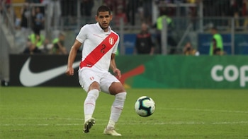 Luis Abram defendiendo la camiseta de Perú. - Crédito: EFE