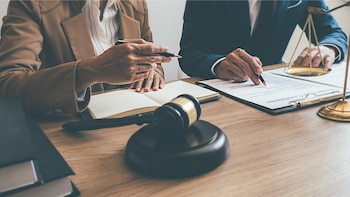 Entre las vacantes ofertadas se encuentra la convocatoria CAS N° 021, orientada al cargo de Especialista III Legal Laboral (suplencia), con un puesto disponible.