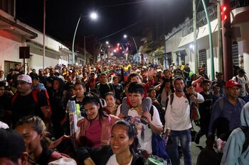 Miles de migrantes se concentran