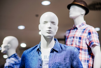 Varios maniquíes en una tienda de ropa (Magnific)