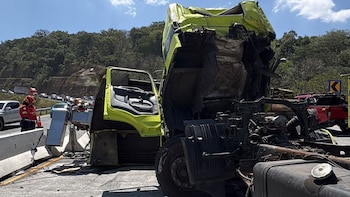 Un camión de abastecimiento de Bomberos Municipales sufre accidente tras operativo en Villa Canales, Guatemala