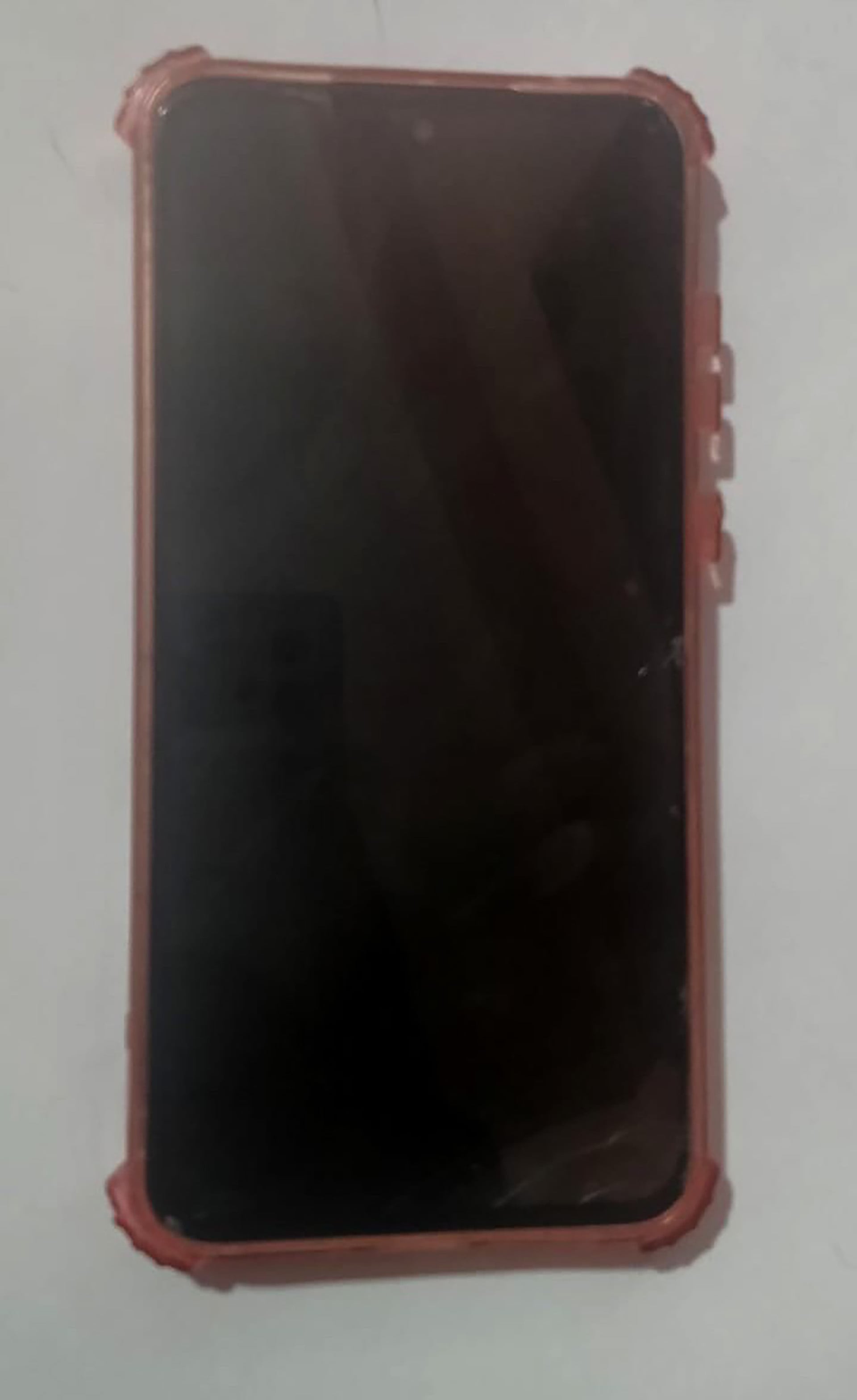 Uno de los teléfonos celulares secuestrados durante los allanamientos.