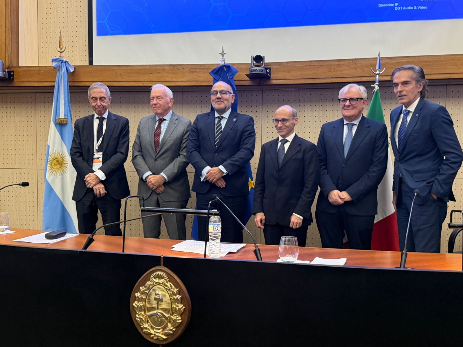 Los magistrados de la Cámara Federal de Casación Penal junto a los expertos invitados. Busia (tercero desde la derecha) dictó la conferencia ante más de 200 jueces y fiscales federales sobre la ley de responsabilidad penal de personas jurídicas.