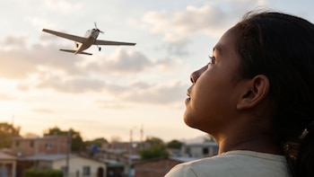 “Desde pequeña siempre había querido estudiar aviación”: Yami, estudiante salvadoreña becada