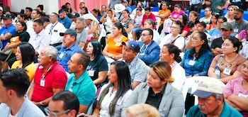 El 54% de los títulos de propiedad entregados por el Ministerio de Vivienda están registrados a nombre de mujeres, promoviendo el empoderamiento femenino en El Salvador. (Foto cortesía Ministerio de Vivienda)