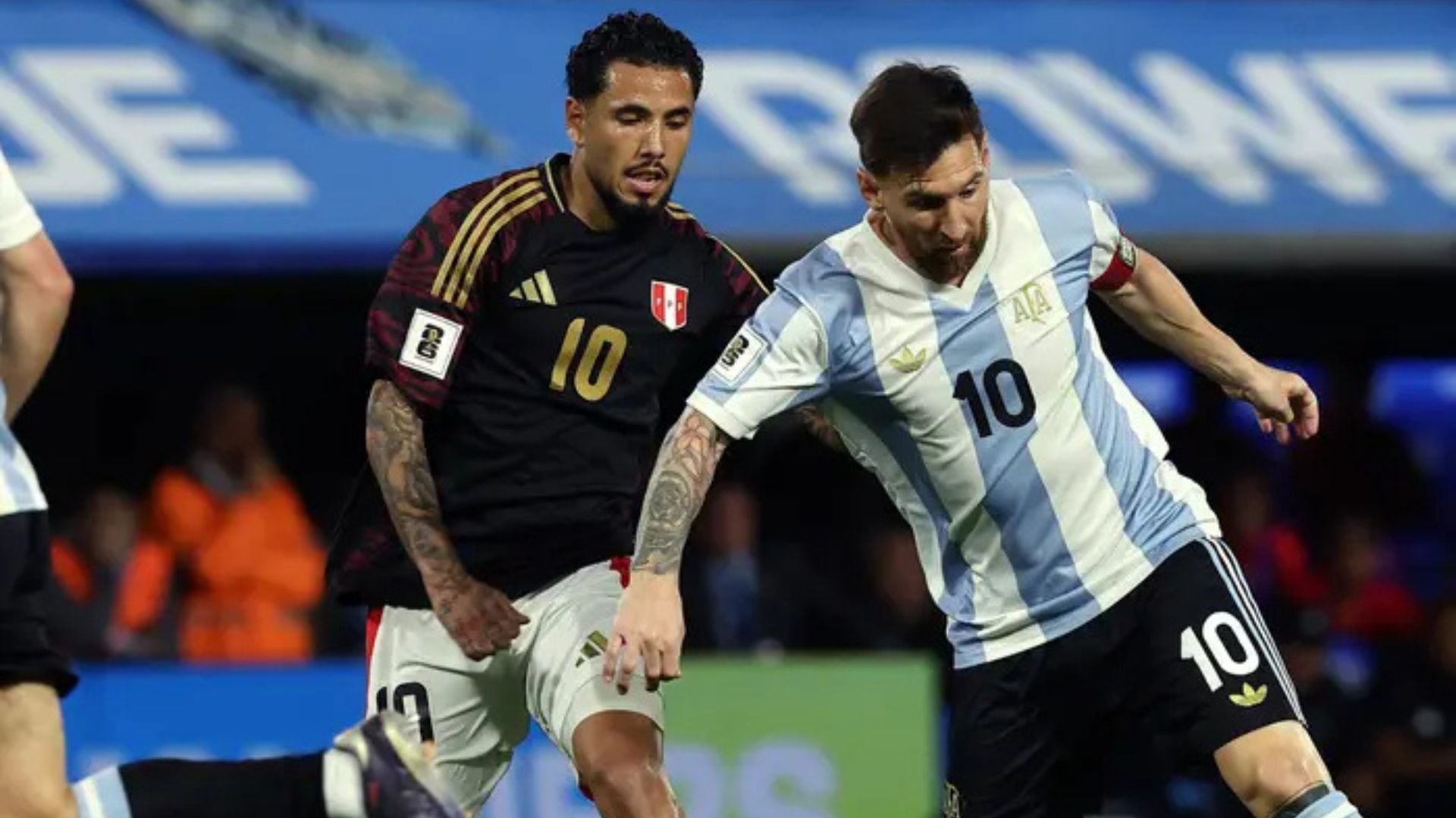 Sergio Peña enfrentando a Leo Messi en un Perú vs Argentina por Clasificatorias Sudamericanas. - Crédito: AFP