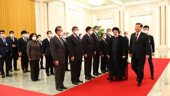 Funcionarios chinos reciben a Raisi