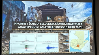 Pantalla de presentación con un informe técnico de INSIVUMEH sobre sismos en Guatemala, gráficos de actividad sísmica, mapa, fotos de daños y logo Soy 502.