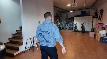 Edu Garriga muestra el garaje de la casa de sus padres en Blanes que decidió acondicionar para experimentar con el crossfit. (Eric Ponce/YouTube)