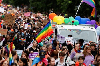 La gente asiste a la