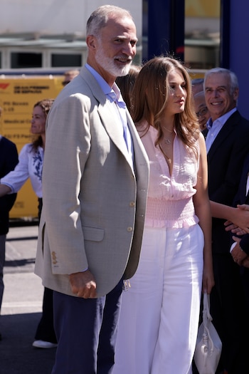 El rey Felipe con la princesa Leonor y la infanta Sofía en la F1 (EFE)