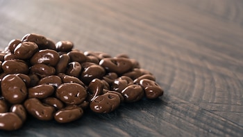 Cacahuetes envueltos en chocolate, la receta que nos recuerda al bocado más dulce de nuestra infancia