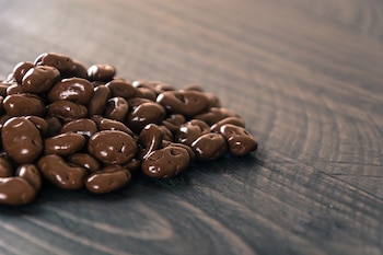 Cacahuetes envueltos en chocolate negro (Magnific)