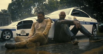 Jason Momoa y Dave Bautista en 'Los hermanos demolición'. (Prime Video)