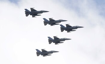 Aviones de combate F-16 vuelan en formación en Taipéi, Taiwán (AP Foto/Chiang Ying-ying/Archivo)