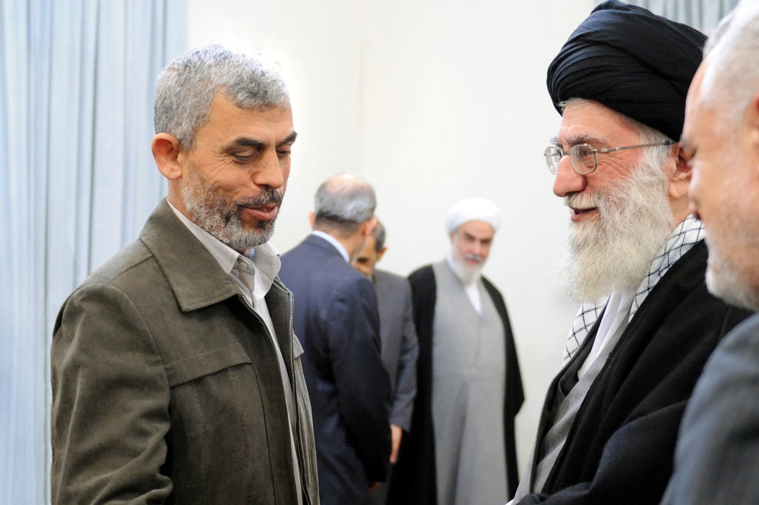 Yahya Sinwar, jefe de Hamas anulado en Gaza, durante un encuentro oficial con Ali Khamenei, líder religioso de Irán (Reuters)