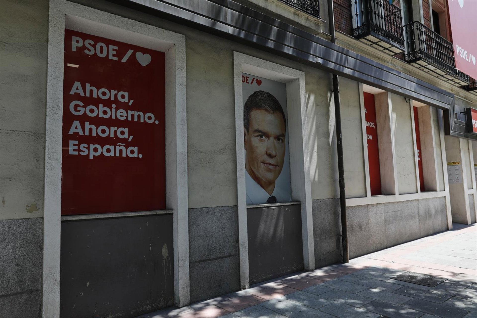 Cartel con la cara del presidente del Gobierno y secretario general del Partido Socialista, Pedro Sánchez, en la entrada al edificio de la sede del PSOE, situado en la calle Ferraz, en Madrid (España), a 24 de julio de 2020. (Jesús Hellín /Europa Press)