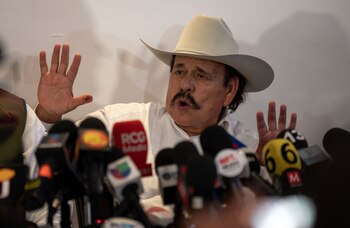 SALTILLO, COAHUILA, 04JUNIO2023.- Armando Guadiana, candidato a gobernador de Coahuila por morena, ofreció conferencia tras concluir la jornada electora, en la que señaló que esperara los resultados del PREP para tomar una postura respecto a la elección.