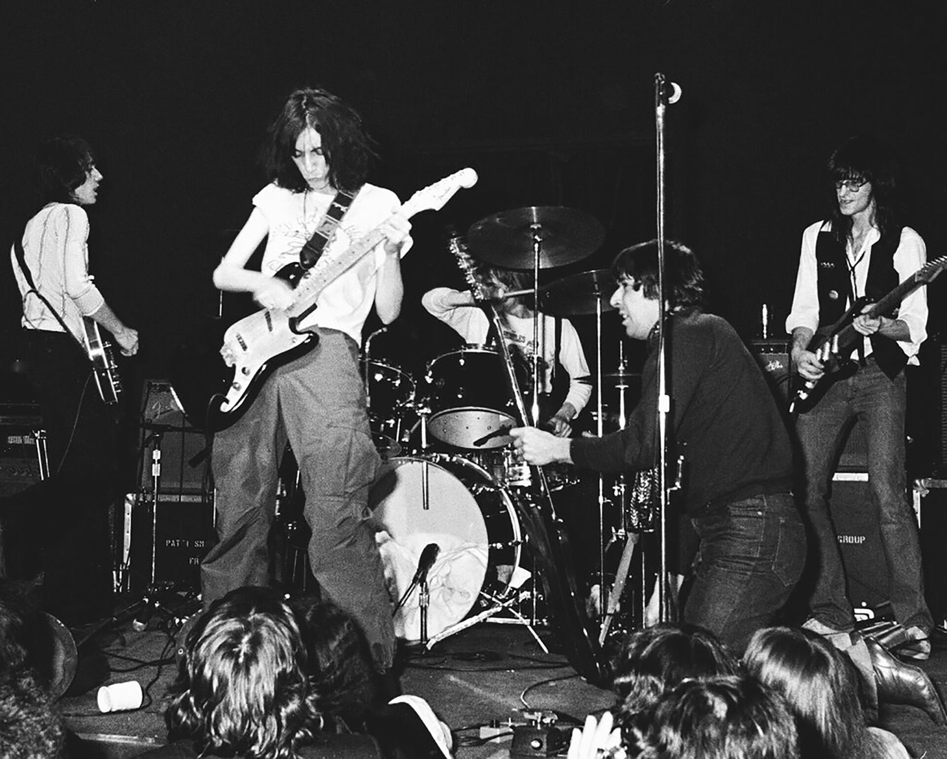 De izquierda a derecha: Ivan Kral, Smith, Jay Dee Daugherty en la batería, John Cale y Kaye.