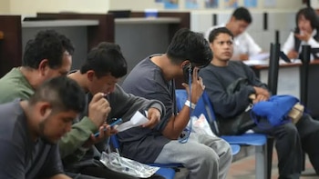 Guatemala recibe a 3,411 mexicanos retornados y los entrega en la frontera a las autoridades de México