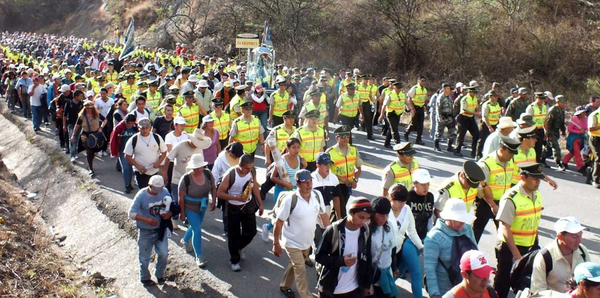 Durante la peregrinación la imagen está acompañada por un anillo de seguridad (Créditos: Complice FM)