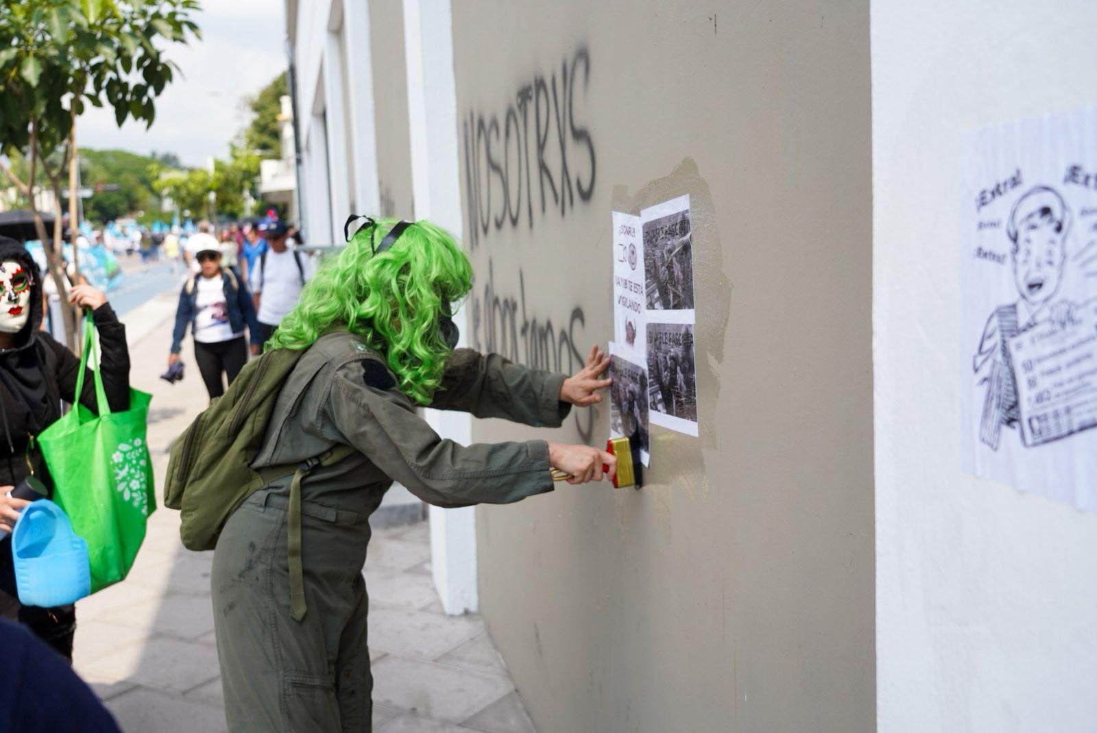 Operativos municipales remueven grafitis y consignas políticas en la 25 avenida Sur y 2a calle Poniente tras manifestaciones laborales. (Cortesía: Alcaldía de San Salvador)