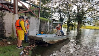 Honduras: Bomberos intensifican búsqueda de cuatro turistas desaparecidos en el Lago de Yojoa