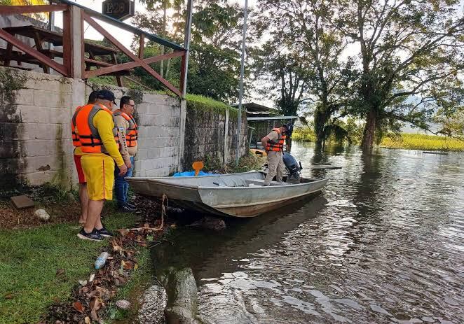 El caudal del Lago de Yojoa aumentó debido a las lluvias registradas en la zona durante el martes. (Foto: Cuerpo de Bomberos)