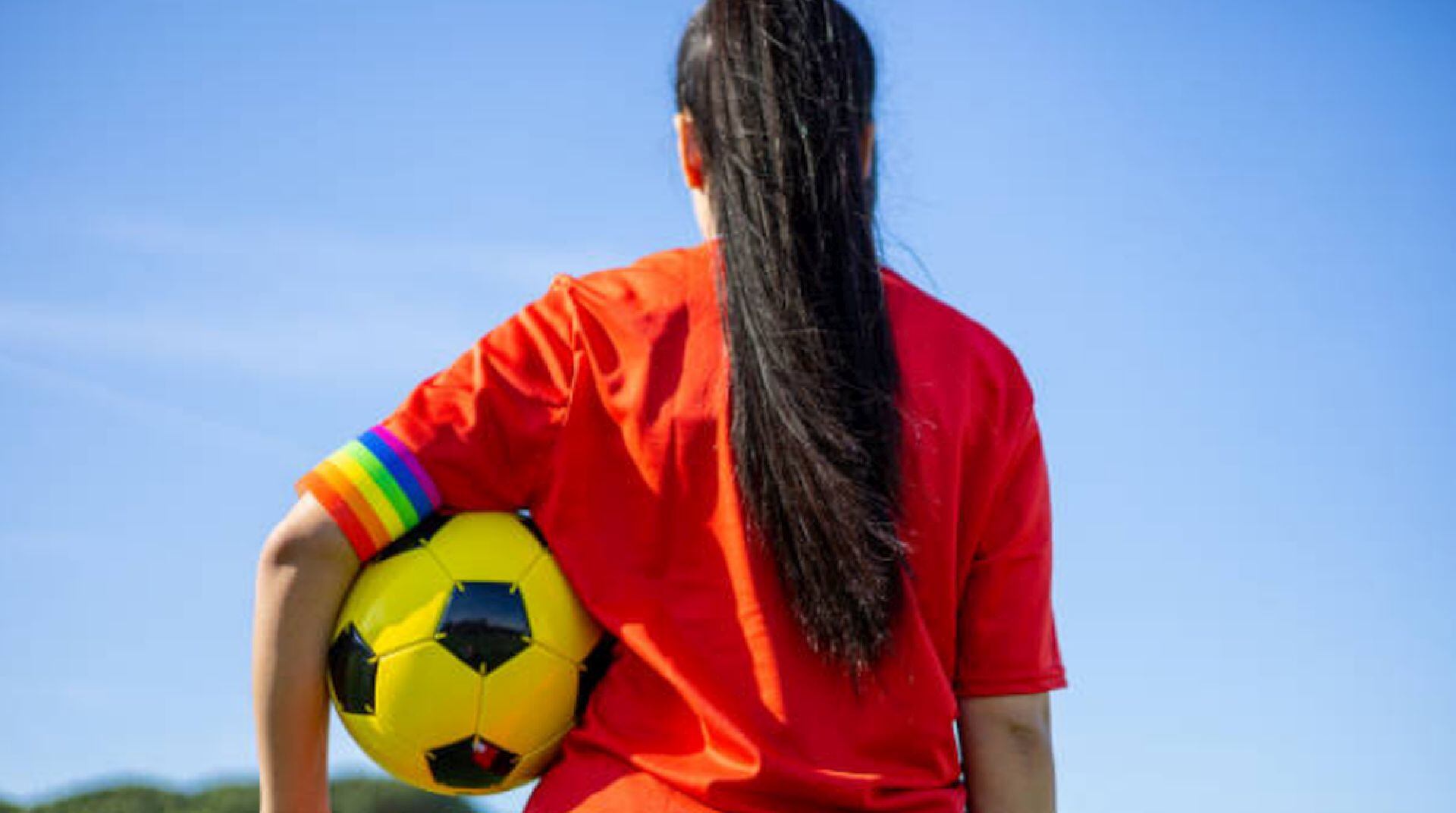 Aunque existen campañas y mensajes oficiales, los cánticos ofensivos persisten y evidencian que la homofobia sigue presente en el fútbol. (iStock)