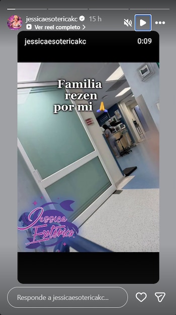 Pasillo de hospital con puerta de cristal y persona en uniforme médico. Se ve el texto "Familia recen por mi" con un emoji de manos en oración