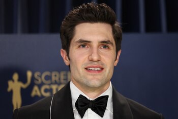 Phil Dunster está actualmente comprometido